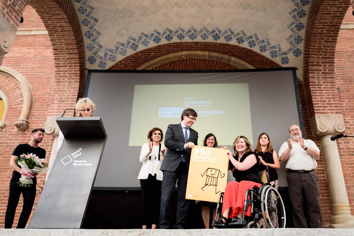  Pilar Díaz López, presidenta de COCEMFE Barcelona, va ser homenatjada ahir a l'acte del 25 Aniversari de l'Associació Amputats Sant Jordi, que va presidir durant 14 anys.