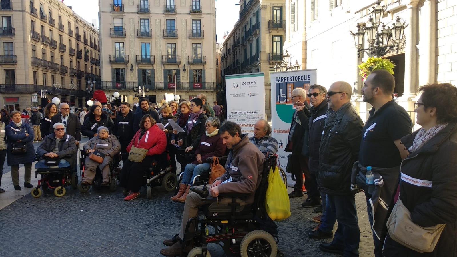 •	COCEMFE Catalunya y COCEMFE Barcelona han llevado a cabo una de las 37 concentraciones que se han celebrado en España para reclamar que no haya personas con discapacidad sin poder salir de casa por falta de accesibilidad