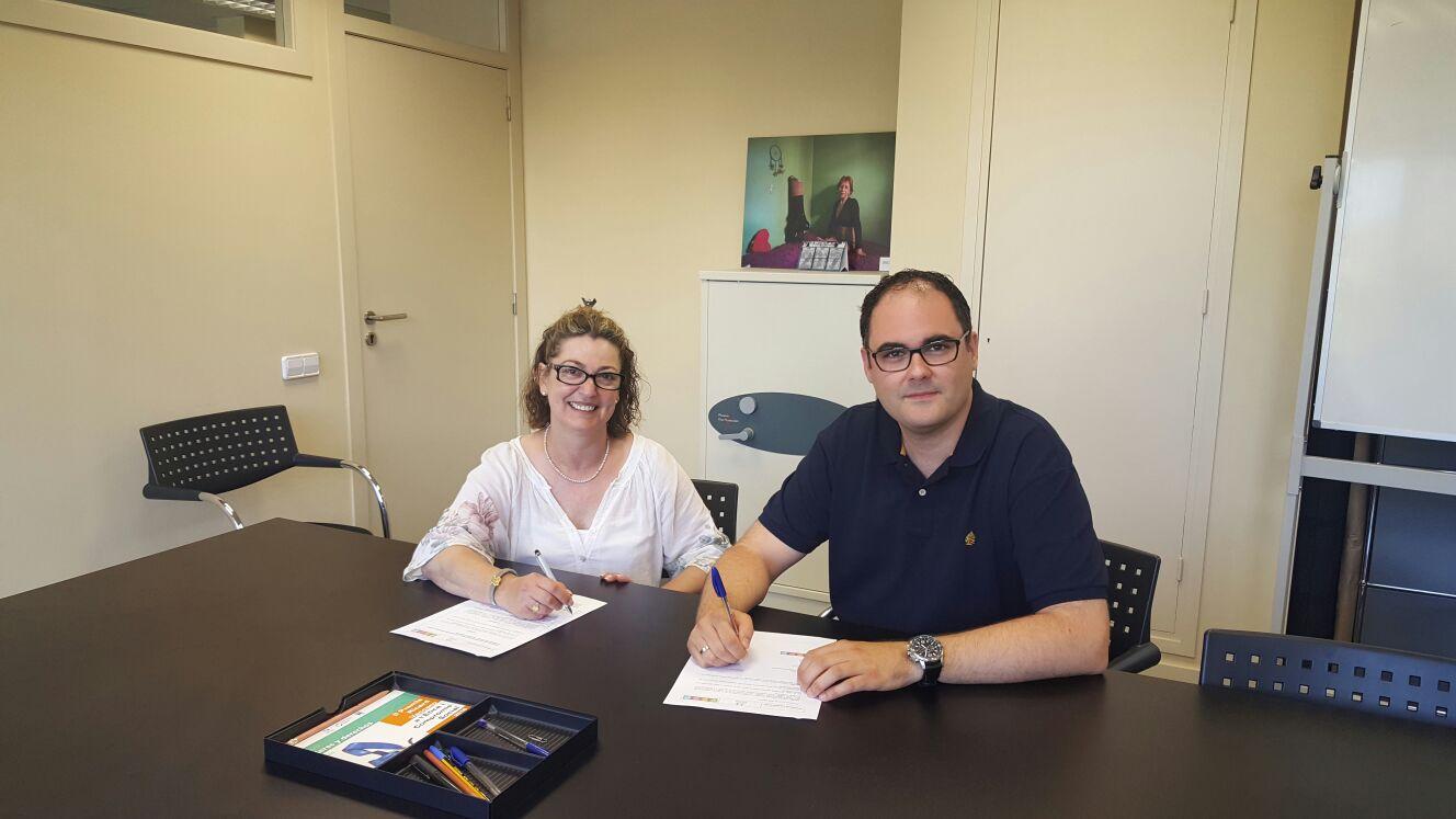 Pilar Díaz, presidenta de COCEMFE i Ricardo Cañabate al moment de signar el conveni de colaboració a la seu de COCEMFE.