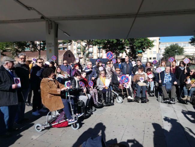 Imagen de las personas concentradas en la estación de autobuses de Sants.