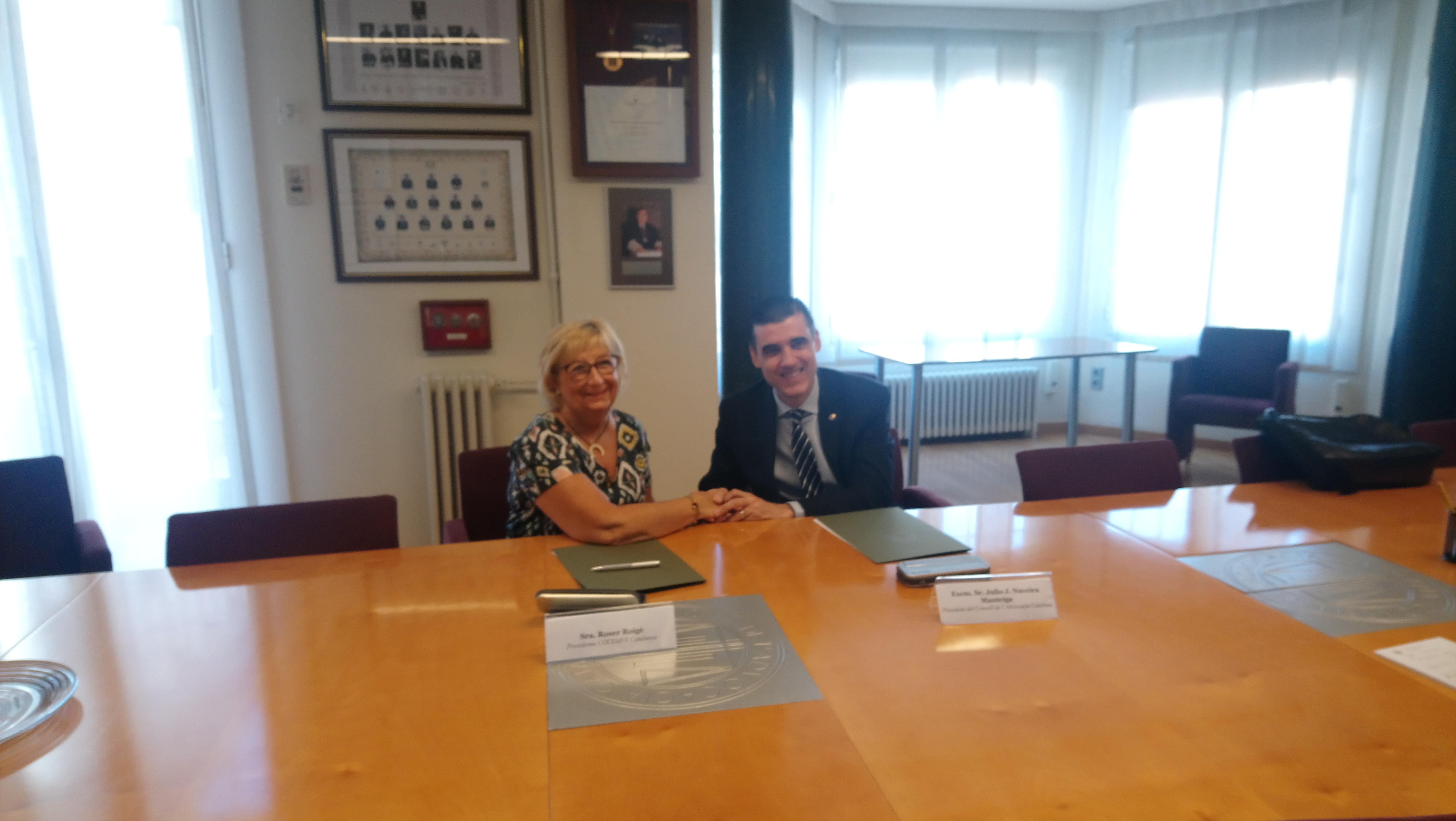 La firma del convenio ha tenido lugar esta mañana en la sede del Consell de la Advocacia Catalana. En la image, Roser Roigé y Julio J. Naveira se estrechan la mano. COCEMFE Catalunya y el Consell de la Advocacia Catalana se unen para defender la igualdad de acceso a los derechos de las personas con discapacidad