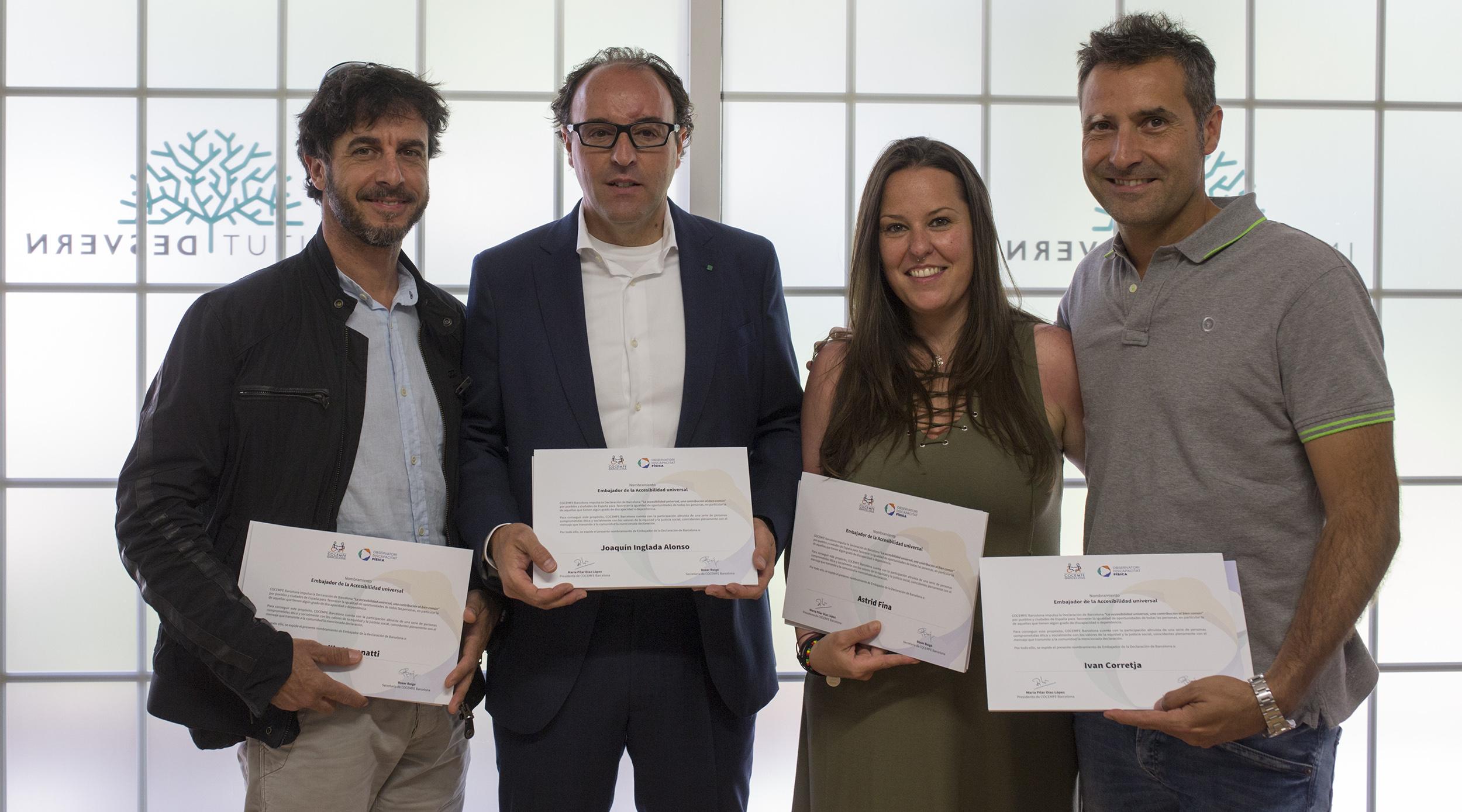 D'esquerra a dreta, Emilio Morenatti, fotògraf de premsa, Joaquín Inglada, Pilot de moto nàutica, Astrid Fina, esquiadora i atleta paralímpica i Ivan Corretja, representant d'esportistes, amb el diploma de l'Accessibilitat Universal.