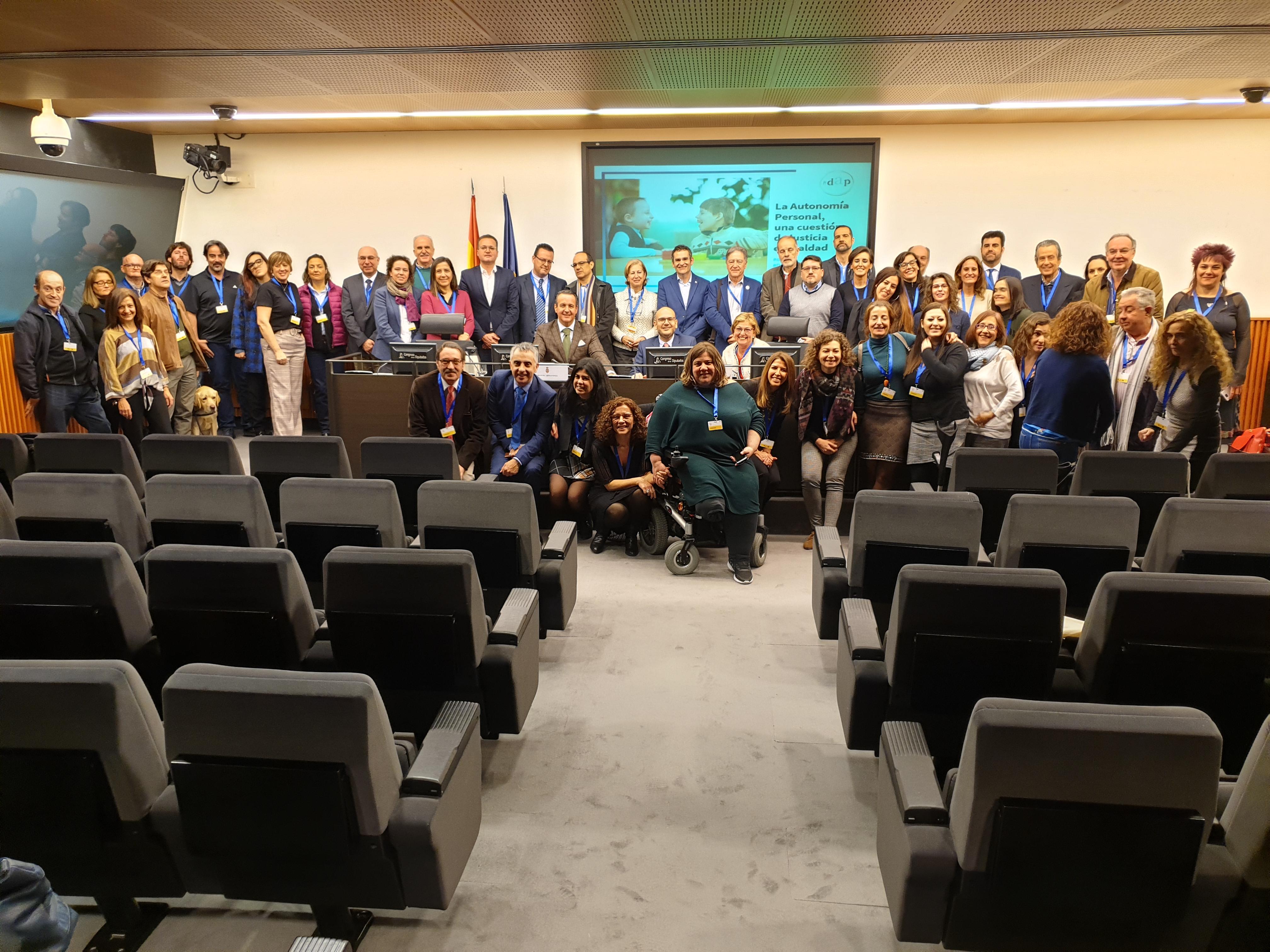 Foto de família de les entitats que han participat en la presentació del manifest de COCEMFE sobre el dret a l'autonomia personal. Presentació al Congrés dels Diputats del manifest L'Autonomia Personal, una qüestió de justícia i igualtat’ al qual s'han adherit nombroses entitats del Tercer Sector.