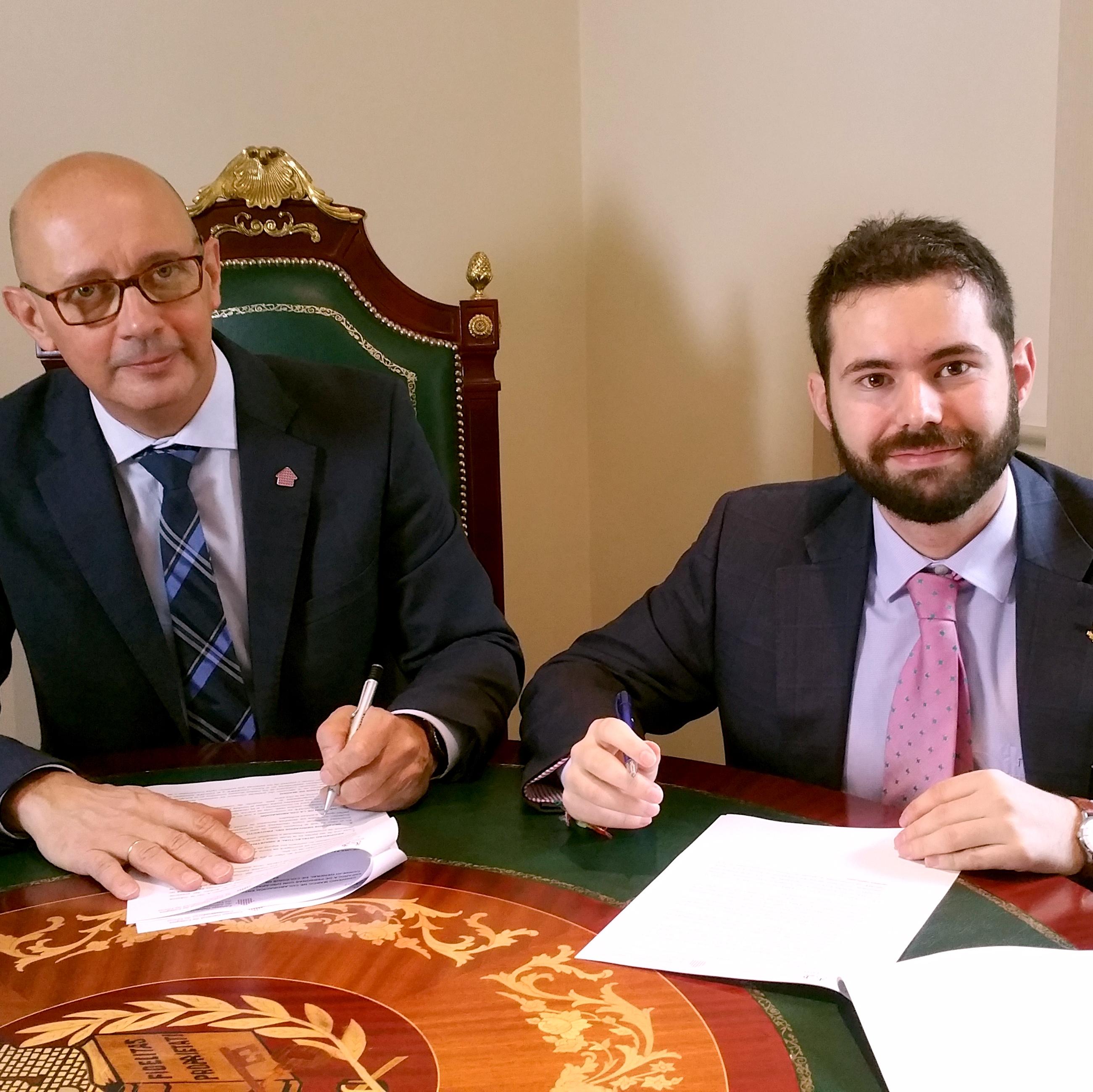 El secretario de Organización de la Confederación Española de Personas con Discapacidad Física y Orgánica (COCEMFE), Daniel Aníbal García, y el presidente del Consejo General de Colegios de Administradores de Fincas de España (CGCAFE), Salvador Díez, han firmado un convenio marco de colaboración